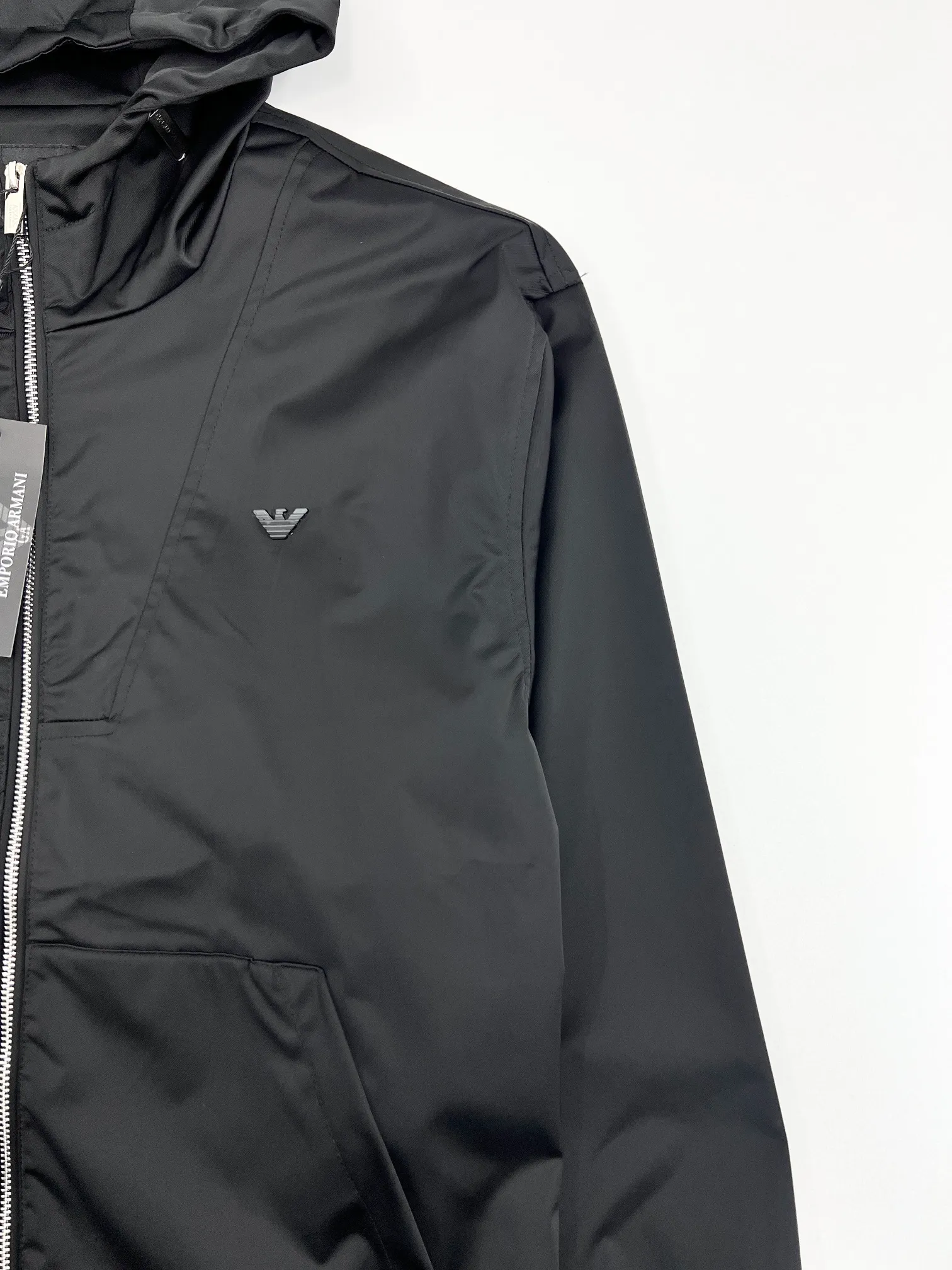 Armani official website Same Style, complete with three labels, on sale in advance. 2026 Autumn and Winter New Arrival men's jacket, Original with complete three labels, Premium version. Custom-made fabrics at the counter. Breathable, high comfort, impeccable details, brand element design concept, reflecting high quality. It feels delicate and soft, presents a casual cut, and has a great upper body shape. Sizes: M～3XL,